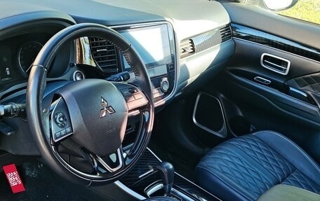 Mitsubishi Outlander III рестайлинг 3, 2021 год, 2 600 000 рублей, 23 фотография
