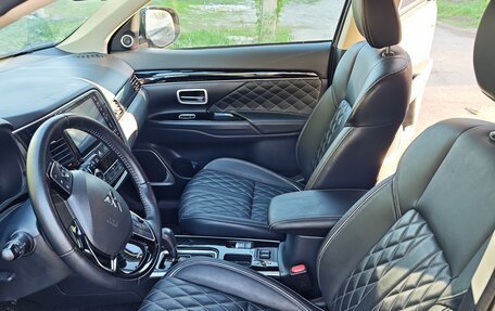 Mitsubishi Outlander III рестайлинг 3, 2021 год, 2 600 000 рублей, 29 фотография