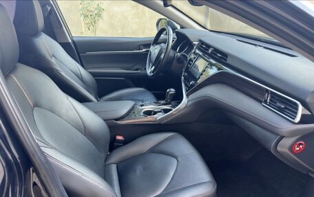 Toyota Camry, 2018 год, 2 690 000 рублей, 10 фотография