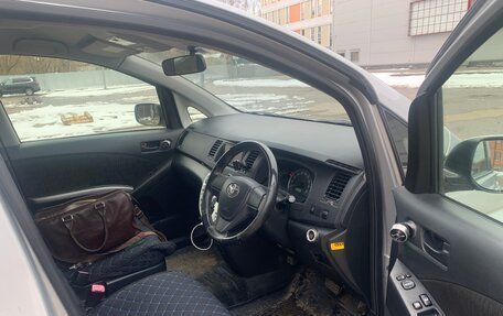 Toyota ISis I, 2013 год, 1 285 000 рублей, 18 фотография