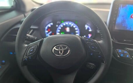 Toyota C-HR I рестайлинг, 2022 год, 1 930 000 рублей, 9 фотография