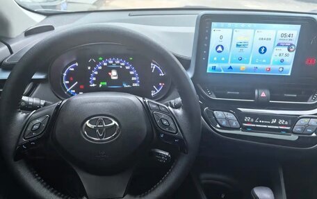 Toyota C-HR I рестайлинг, 2022 год, 1 930 000 рублей, 8 фотография