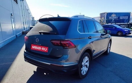 Volkswagen Tiguan II, 2021 год, 3 767 000 рублей, 2 фотография