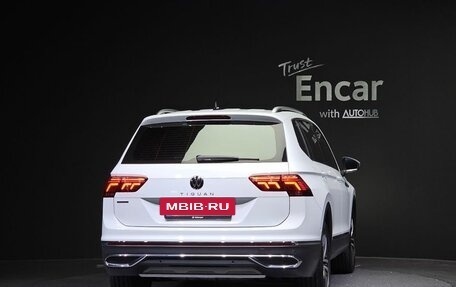Volkswagen Tiguan II, 2022 год, 4 280 000 рублей, 4 фотография