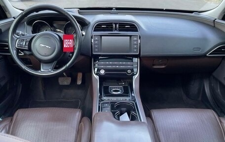 Jaguar XE I рестайлинг, 2015 год, 2 600 000 рублей, 5 фотография