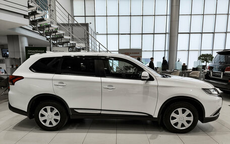 Mitsubishi Outlander III рестайлинг 3, 2018 год, 2 350 000 рублей, 5 фотография