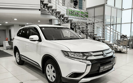 Mitsubishi Outlander III рестайлинг 3, 2018 год, 2 350 000 рублей, 3 фотография