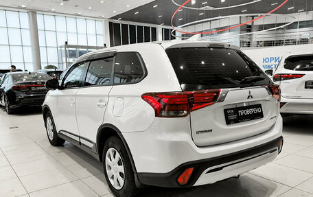 Mitsubishi Outlander III рестайлинг 3, 2018 год, 2 350 000 рублей, 8 фотография