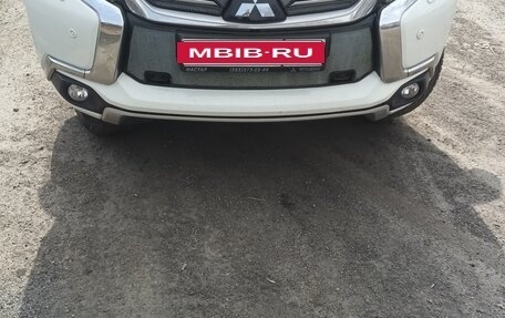 Mitsubishi Pajero Sport III рестайлинг, 2017 год, 2 800 000 рублей, 6 фотография