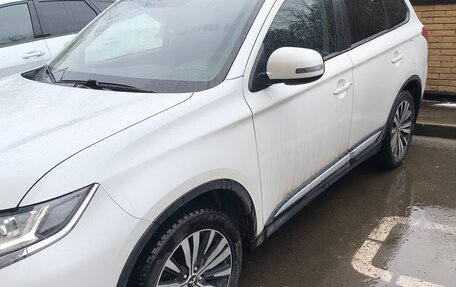 Mitsubishi Outlander III рестайлинг 3, 2021 год, 2 630 000 рублей, 1 фотография