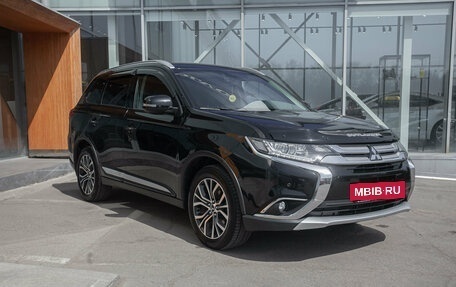 Mitsubishi Outlander III рестайлинг 3, 2015 год, 1 845 000 рублей, 8 фотография