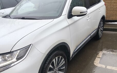 Mitsubishi Outlander III рестайлинг 3, 2021 год, 2 630 000 рублей, 9 фотография
