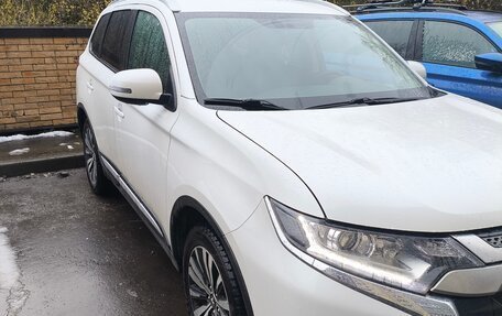 Mitsubishi Outlander III рестайлинг 3, 2021 год, 2 630 000 рублей, 3 фотография