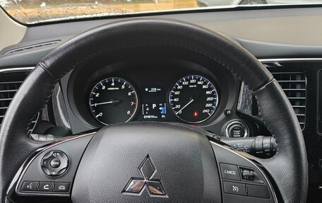 Mitsubishi Outlander III рестайлинг 3, 2021 год, 2 630 000 рублей, 12 фотография