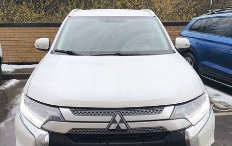 Mitsubishi Outlander III рестайлинг 3, 2021 год, 2 630 000 рублей, 2 фотография