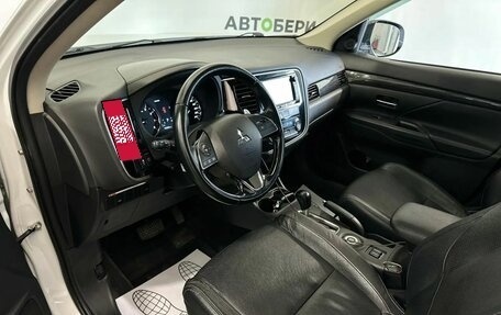Mitsubishi Outlander III рестайлинг 3, 2015 год, 2 520 000 рублей, 11 фотография