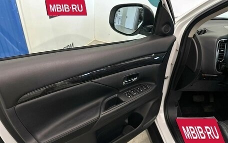 Mitsubishi Outlander III рестайлинг 3, 2015 год, 2 520 000 рублей, 10 фотография