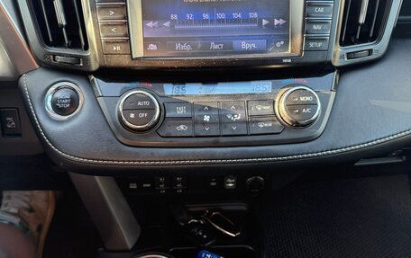 Toyota RAV4, 2018 год, 2 000 000 рублей, 34 фотография