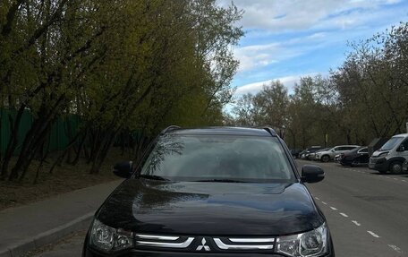 Mitsubishi Outlander III рестайлинг 3, 2013 год, 1 900 000 рублей, 3 фотография
