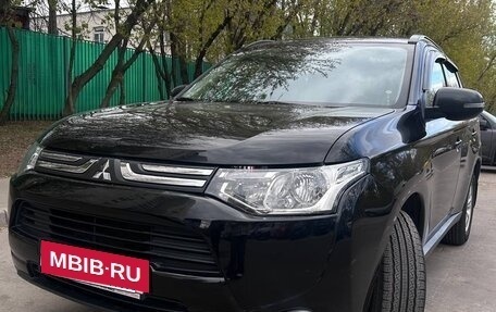 Mitsubishi Outlander III рестайлинг 3, 2013 год, 1 900 000 рублей, 2 фотография