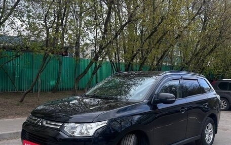 Mitsubishi Outlander III рестайлинг 3, 2013 год, 1 900 000 рублей, 4 фотография