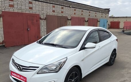 Hyundai Solaris II рестайлинг, 2015 год, 910 000 рублей, 2 фотография