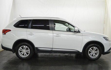 Mitsubishi Outlander III рестайлинг 3, 2015 год, 1 675 000 рублей, 4 фотография