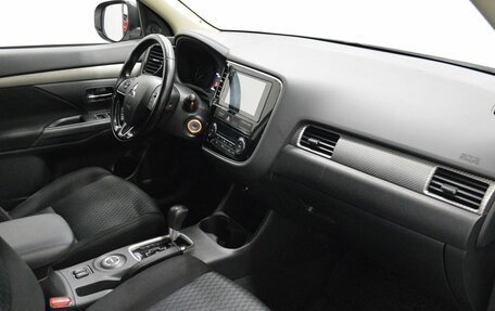 Mitsubishi Outlander III рестайлинг 3, 2015 год, 1 675 000 рублей, 12 фотография