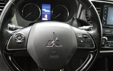 Mitsubishi Outlander III рестайлинг 3, 2015 год, 1 675 000 рублей, 15 фотография
