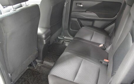 Mitsubishi Outlander III рестайлинг 3, 2015 год, 1 675 000 рублей, 11 фотография