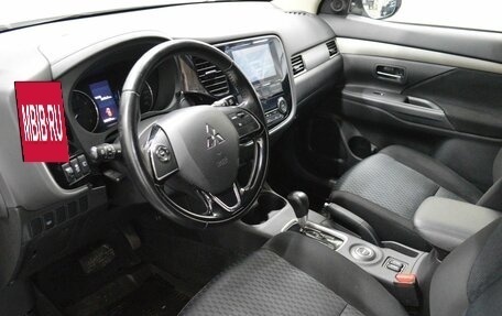 Mitsubishi Outlander III рестайлинг 3, 2015 год, 1 675 000 рублей, 10 фотография