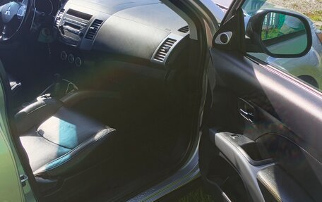 Mitsubishi Outlander III рестайлинг 3, 2008 год, 900 000 рублей, 16 фотография