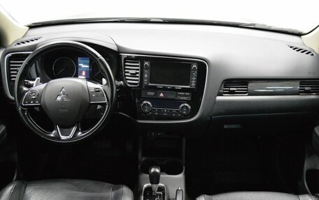 Mitsubishi Outlander III рестайлинг 3, 2015 год, 1 700 000 рублей, 14 фотография