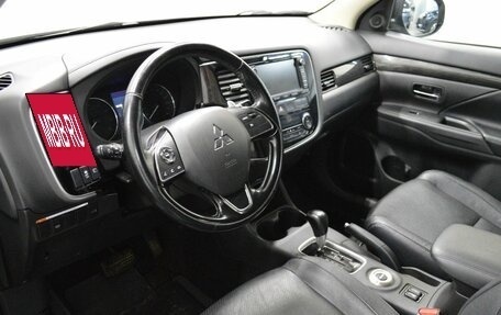 Mitsubishi Outlander III рестайлинг 3, 2015 год, 1 700 000 рублей, 10 фотография