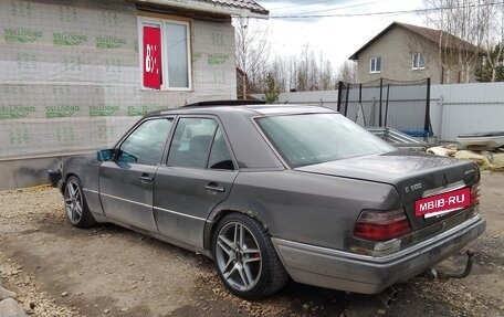 Mercedes-Benz E-Класс, 1994 год, 160 000 рублей, 3 фотография