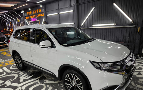 Mitsubishi Outlander III рестайлинг 3, 2015 год, 1 880 000 рублей, 1 фотография