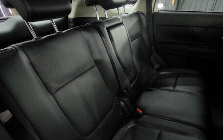 Mitsubishi Outlander III рестайлинг 3, 2015 год, 1 880 000 рублей, 15 фотография