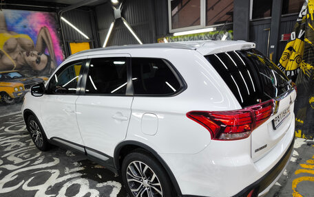 Mitsubishi Outlander III рестайлинг 3, 2015 год, 1 880 000 рублей, 8 фотография