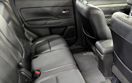 Mitsubishi Outlander III рестайлинг 3, 2015 год, 1 880 000 рублей, 14 фотография