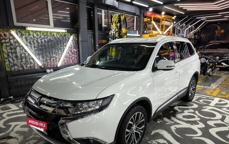 Mitsubishi Outlander III рестайлинг 3, 2015 год, 1 880 000 рублей, 4 фотография