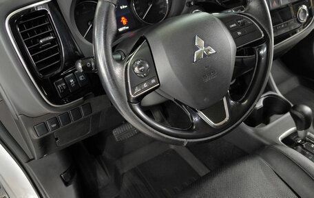 Mitsubishi Outlander III рестайлинг 3, 2015 год, 1 880 000 рублей, 19 фотография