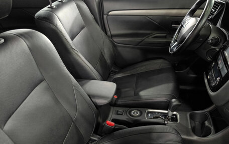 Mitsubishi Outlander III рестайлинг 3, 2015 год, 1 880 000 рублей, 17 фотография