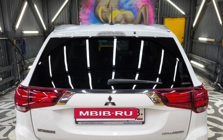 Mitsubishi Outlander III рестайлинг 3, 2015 год, 1 880 000 рублей, 10 фотография