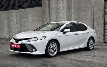 Toyota Camry, 2018 год, 2 600 000 рублей, 1 фотография