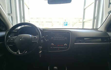 Mitsubishi Outlander III рестайлинг 3, 2021 год, 2 500 000 рублей, 8 фотография