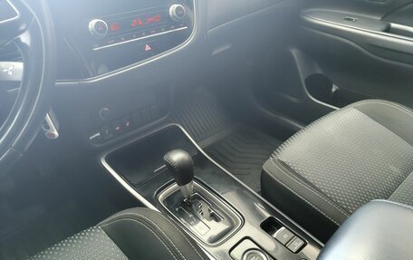 Mitsubishi Outlander III рестайлинг 3, 2021 год, 2 500 000 рублей, 10 фотография