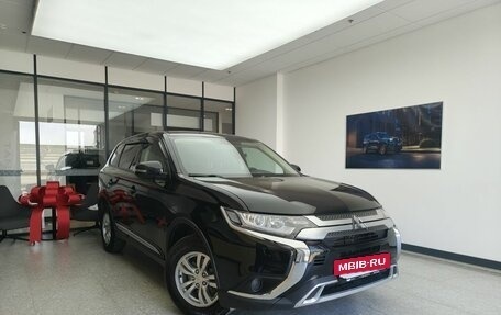 Mitsubishi Outlander III рестайлинг 3, 2021 год, 2 500 000 рублей, 3 фотография