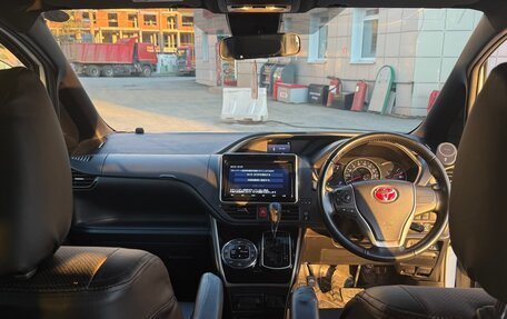 Toyota Voxy III, 2019 год, 2 410 000 рублей, 10 фотография
