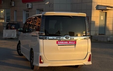 Toyota Voxy III, 2019 год, 2 410 000 рублей, 4 фотография