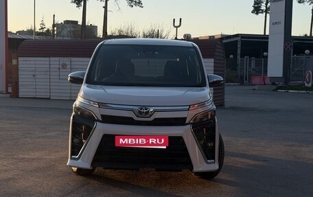 Toyota Voxy III, 2019 год, 2 410 000 рублей, 2 фотография